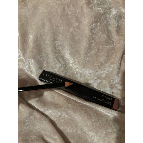Anastasia lip liner in muted mauve - Picture 2 of 4